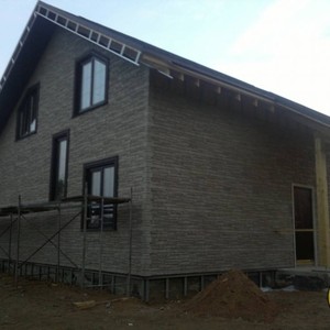 Отделка фасада панелями Альта-Профиль Скалистый камень Алтай