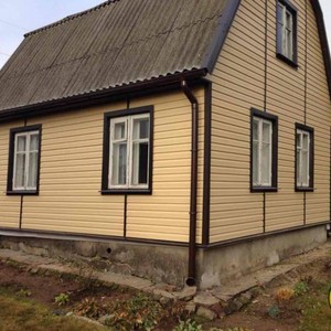 Отделка фасада панелями Альта-Профиль Корабельный брус золотистый