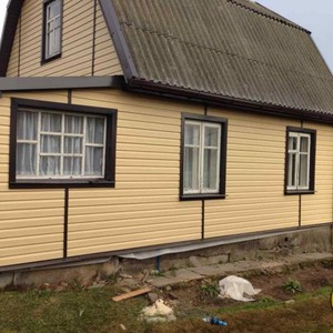 Отделка фасада панелями Альта-Профиль Корабельный брус золотистый