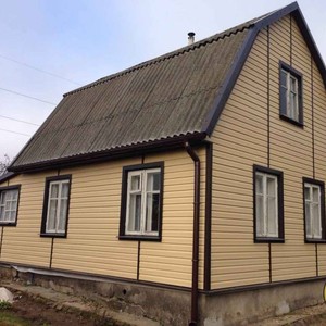 Отделка фасада панелями Альта-Профиль Корабельный брус золотистый