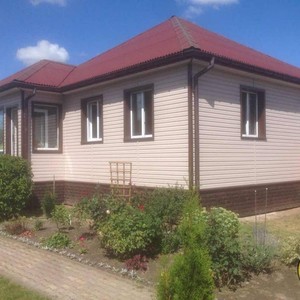 Отделка дома сайдингом Ю-пласт Розовый