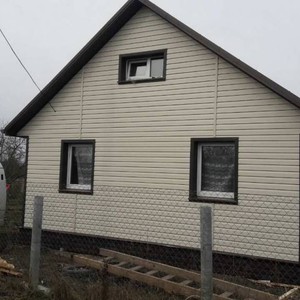 Монтаж цокольного сайдинга Альта-Профиль Фагот Чеховский и отделка фасада панелями Альта-Профиль Корабельный брус Альта-Профиль Корабельный брус бежевый
