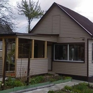 Монтаж цокольного сайдинга Ю-Пласт Stone House кирпич коричневый и отделка фасада панелями Ю-пласт Корабельный брус Бежевый