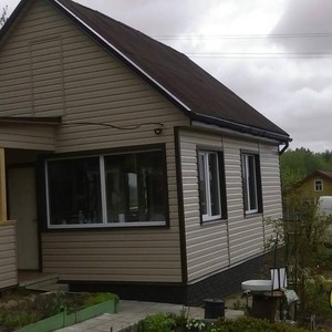 Монтаж цокольного сайдинга Ю-Пласт Stone House кирпич коричневый и отделка фасада панелями Ю-пласт Корабельный брус Бежевый