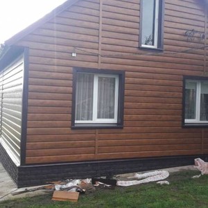 Монтаж цокольного сайдинга Альта-Профиль Фагот Чеховский и отделка фасада металлическим сайдингом Альтер Евро брус