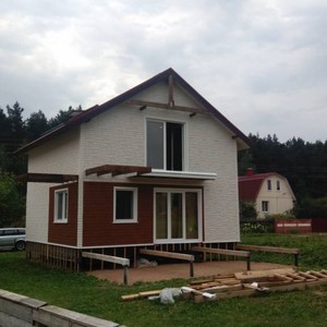 Отделка фасада панелями Holzplast Скол Белый, вставки Vox Max 3 дуб золотой