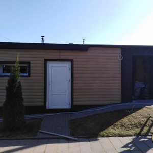 Монтаж цокольного сайдинга Ю-пласт Stone House Кирпич коричневый и отделка фасада панелями Блок Хаус (Blockhouse) GRAND LINE TUNDRA D4,8 - клен