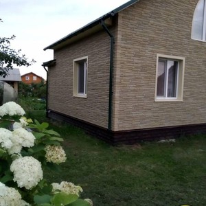 Монтаж цокольного сайдинга Альта-Профиль Фагот Чеховский и отделка фасада панелями Альта-Профиль Скалистый камень Анды