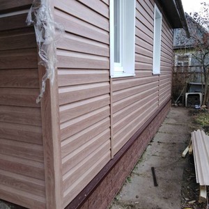 Монтаж цокольного сайдинга Стоун-хаус камень жженый и отделка фасада панелями Timberblock кедр натуральный