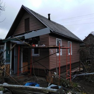 Монтаж цокольного сайдинга Стоун-хаус камень жженый и отделка фасада панелями Timberblock кедр натуральный