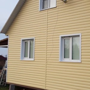 Отделка фасада сайдингом Альта-Профиль BH3 малый двухпереломный золотистый 120м2