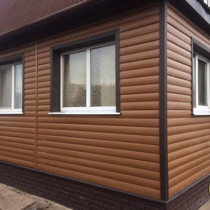 Монтаж цокольного сайдинга Ю-пласт Stone House Кирпич коричневый и отделка фасада сайдингом Блок Хаус (Blockhouse) Альта-Профиль двухпереломный Дуб светлый