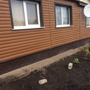 Монтаж цокольного сайдинга Ю-пласт Stone House Кирпич коричневый и отделка фасада сайдингом Блок Хаус (Blockhouse) Альта-Профиль двухпереломный Дуб светлый