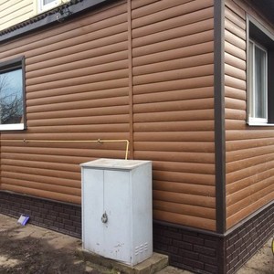 Монтаж цокольного сайдинга Ю-пласт Stone House Кирпич коричневый и отделка фасада сайдингом Блок Хаус (Blockhouse) Альта-Профиль двухпереломный Дуб светлый