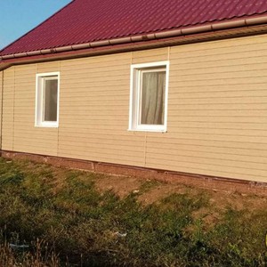 Монтаж цокольного сайдинга Стоун-хаус камень жженый и отделка фасада сайдингом Блок Хаус Тимберблок Дуб натуральный