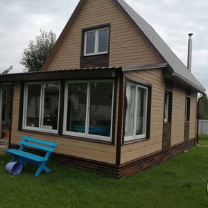 Монтаж цокольного сайдинга Альта-Профиль Кирпич Жженый и отделка фасада сайдингом Vox Max 3 Дуб