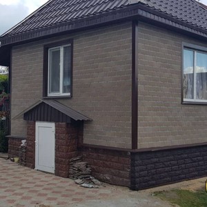 Монтаж цокольного сайдинга альта-профиль фагот чеховский и отделка фасада фасадной плиткой Hauberk кирпич античный