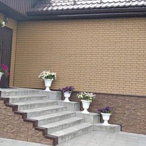 Монтаж цокольного сайдинга Альта-Профиль Кирпич клинкерный бежевый и отделка фасада панелями Камень шотландский Блэкберн