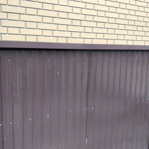 Монтаж цокольного сайдинга Альта-Профиль Кирпич клинкерный бежевый и отделка фасада панелями Камень шотландский Блэкберн