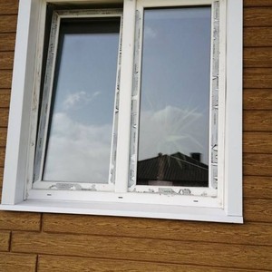 Отделка фасада сайдингом Hokla лиственница медовая и монтаж цоколя сайдингом Ю-пласт Stone House Кирпич коричневый