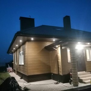 Отделка фасада сайдингом Hokla лиственница медовая и монтаж цоколя сайдингом Ю-пласт Stone House Кирпич коричневый