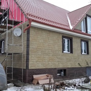 Отделка фасада панелями Альта-Профиль Гранит Уральский