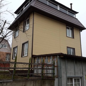Отделка фасада панелями Альта-Профиль золотой Корабельный брус