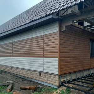 Монтаж цокольного сайдинга Альта-Профиль Фагот Шатурский и отделка фасада панелями Vox Nature - золотой и серый дуб