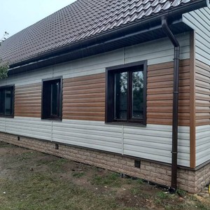 Монтаж цокольного сайдинга Альта-Профиль Фагот Шатурский и отделка фасада панелями Vox Nature - золотой и серый дуб