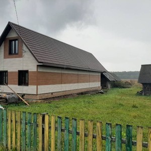 Монтаж цокольного сайдинга Альта-Профиль Фагот Шатурский и отделка фасада панелями Vox Nature - золотой и серый дуб