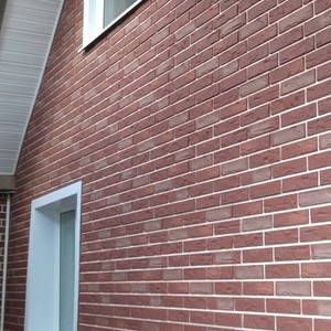Монтаж фасада сайдингом Альта-профиль кирпич рижский 01 и монтаж цоколя сайдингом ю-пласт кирпич коричневый