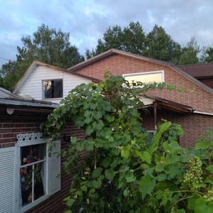 Монтаж фасада сайдингом Альта-профиль кирпич рижский 01 и монтаж цоколя сайдингом ю-пласт кирпич коричневый