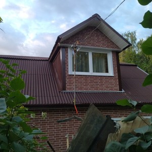 Монтаж фасада сайдингом Альта-профиль кирпич рижский 01 и монтаж цоколя сайдингом ю-пласт кирпич коричневый