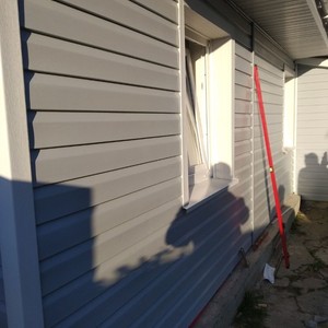 Монтаж фасада сайдингом Ю-пласт Корабельный брус Серый