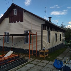 Монтаж фасада сайдингом Ю-пласт Корабельный брус Ванильный и монтаж цоколя сайдингом Стоун-хаус камень изумрудный