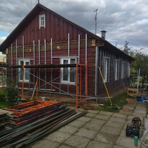 Монтаж фасада сайдингом Ю-пласт Корабельный брус Ванильный и монтаж цоколя сайдингом Стоун-хаус камень изумрудный