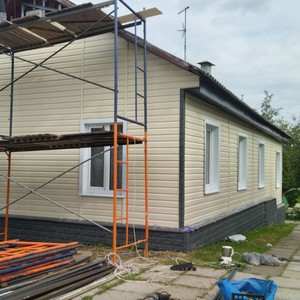 Монтаж фасада сайдингом Ю-пласт Корабельный брус Ванильный и монтаж цоколя сайдингом Стоун-хаус камень изумрудный