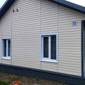 Монтаж фасада сайдингом Ю-пласт Корабельный брус Ванильный и монтаж цоколя сайдингом Стоун-хаус камень изумрудный