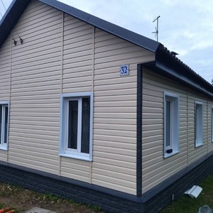 Монтаж фасада сайдингом Ю-пласт Корабельный брус Ванильный и монтаж цоколя сайдингом Стоун-хаус камень изумрудный