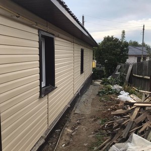 Монтаж сайдинга Ю-пласт кофе с молоком и отделка цоколем Ю-пласт stone house кирпич коричневый