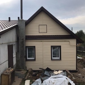 Монтаж сайдинга Ю-пласт кофе с молоком и отделка цоколем Ю-пласт stone house кирпич коричневый